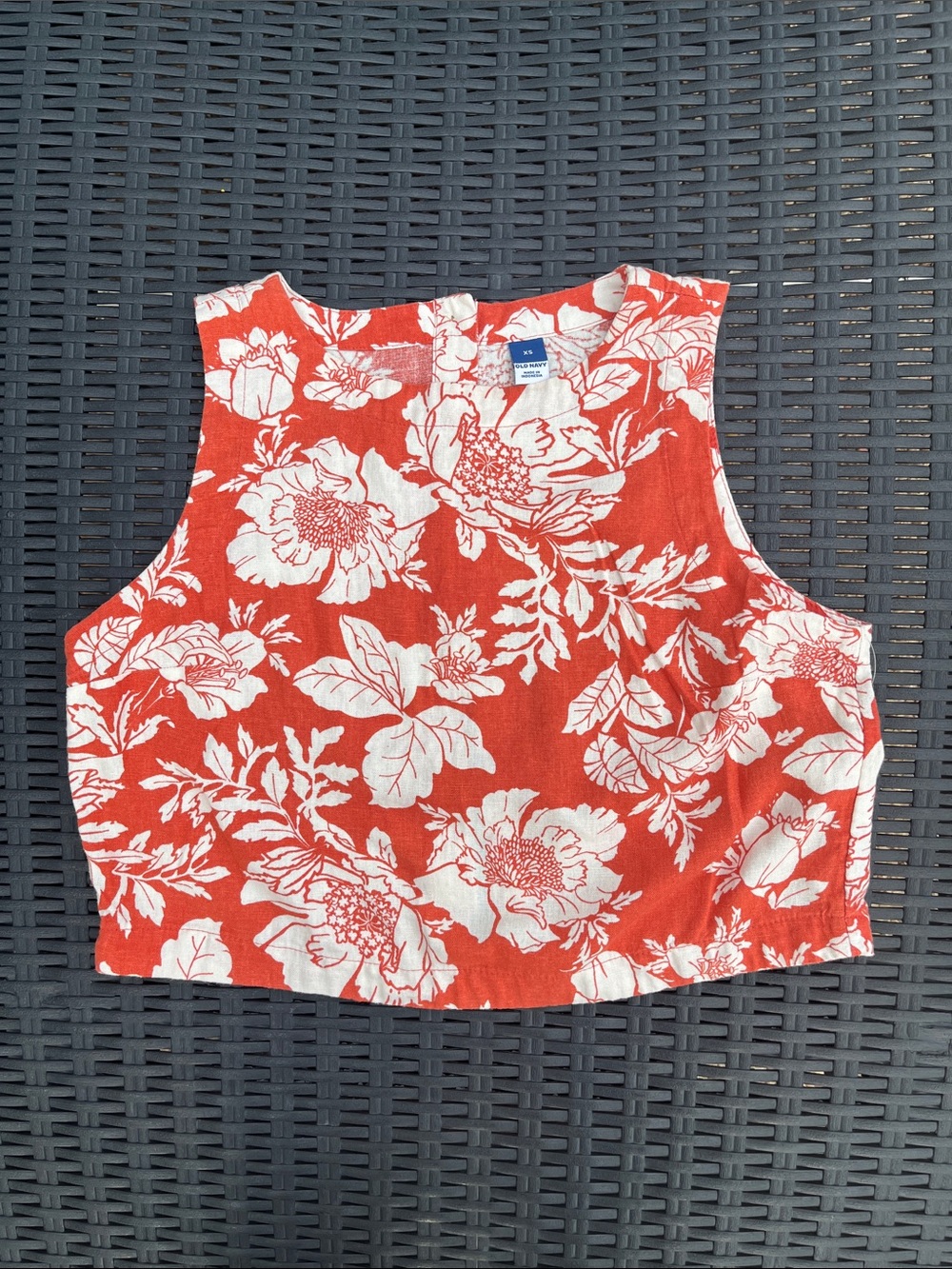Old Navy Red & White Floral Cropped Tank Top